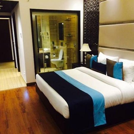Hotel Delite Grand Faridabad Exteriör bild