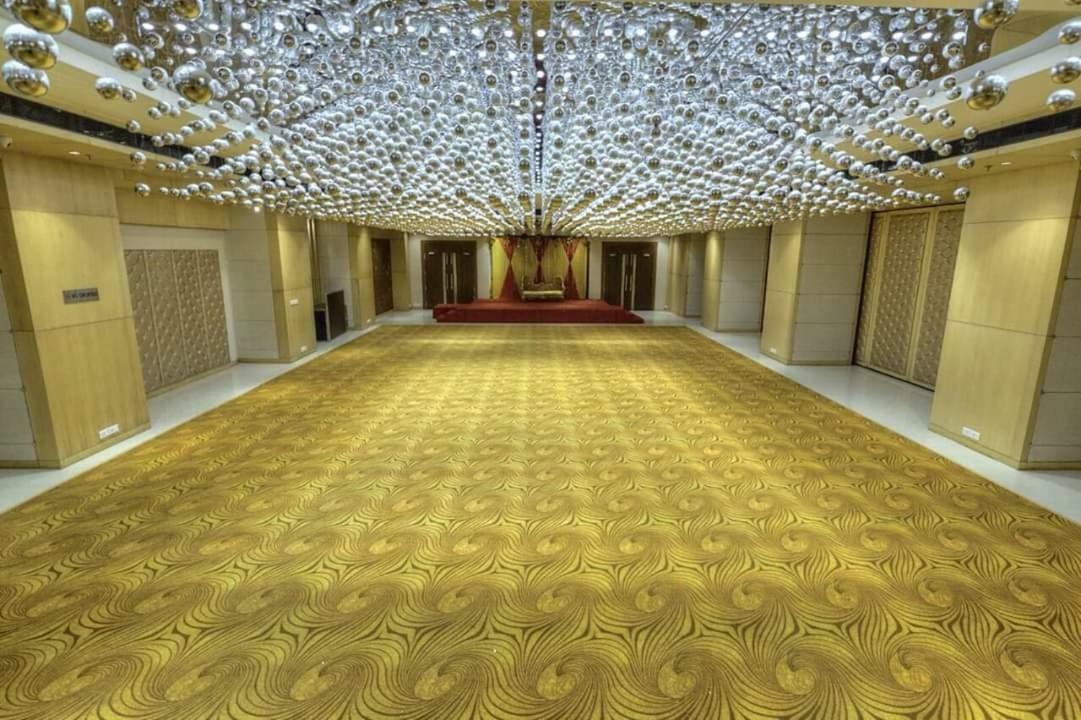Hotel Delite Grand Faridabad Exteriör bild