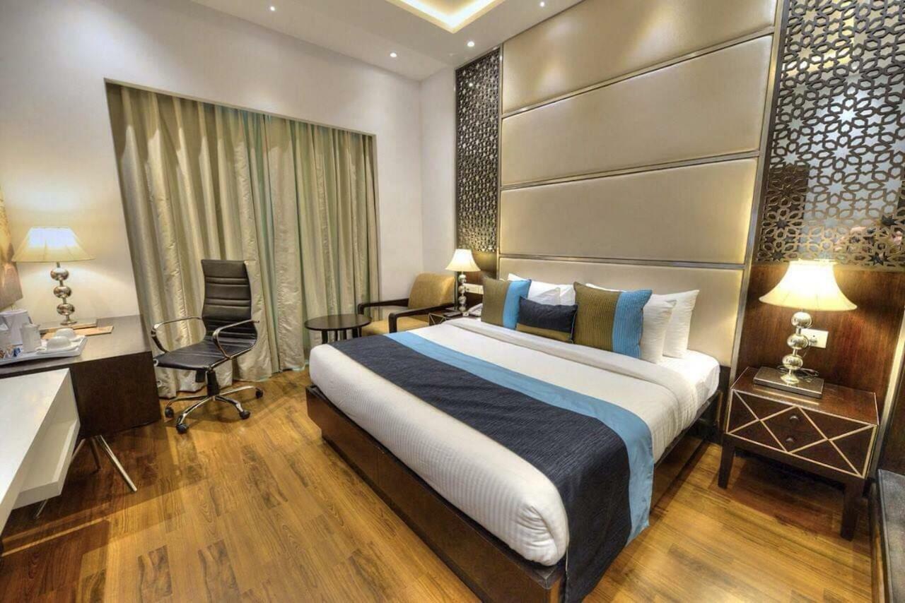 Hotel Delite Grand Faridabad Exteriör bild
