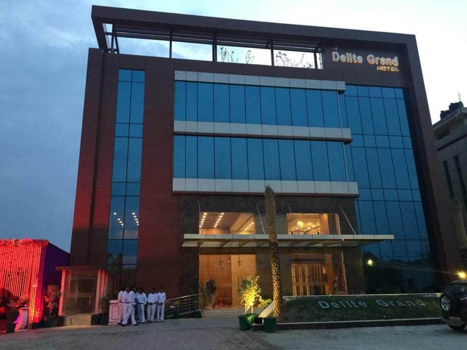 Hotel Delite Grand Faridabad Exteriör bild