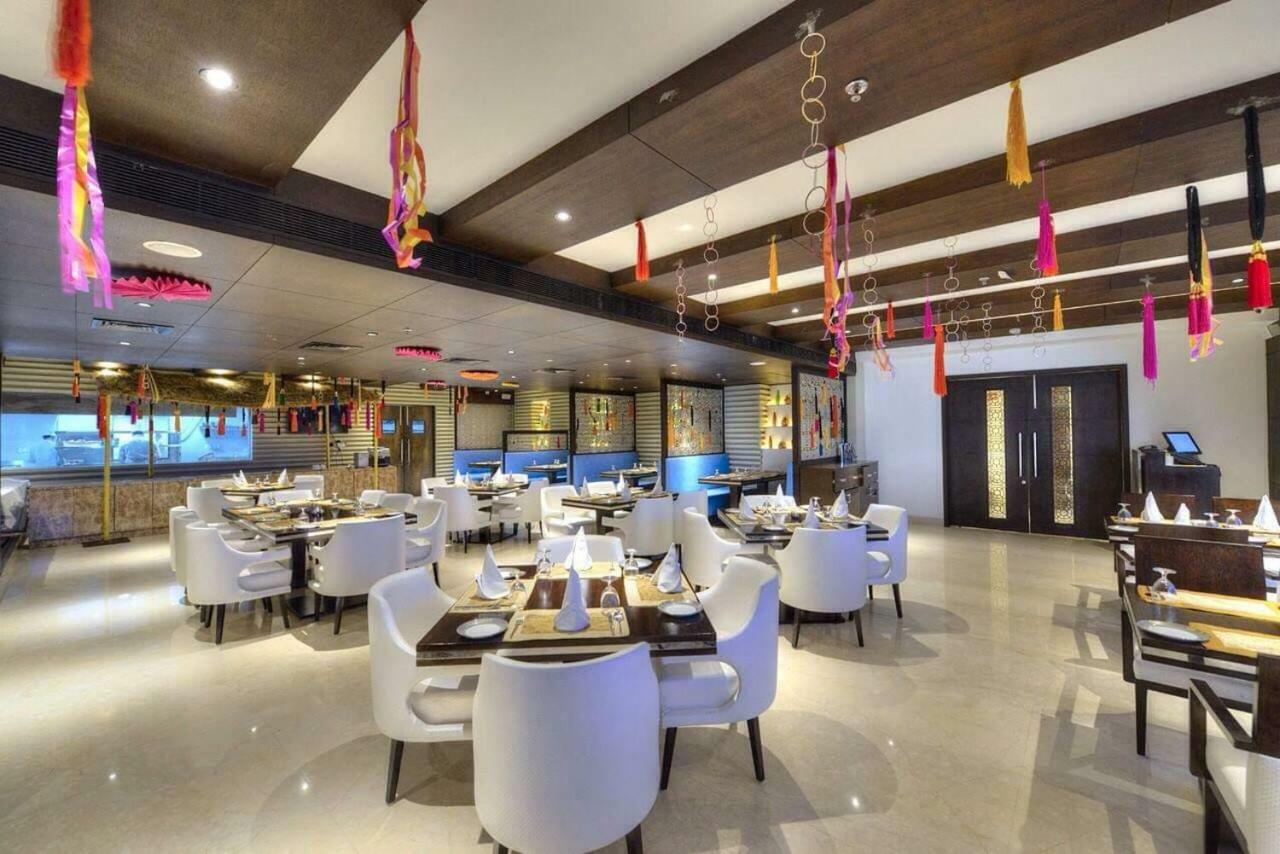 Hotel Delite Grand Faridabad Exteriör bild